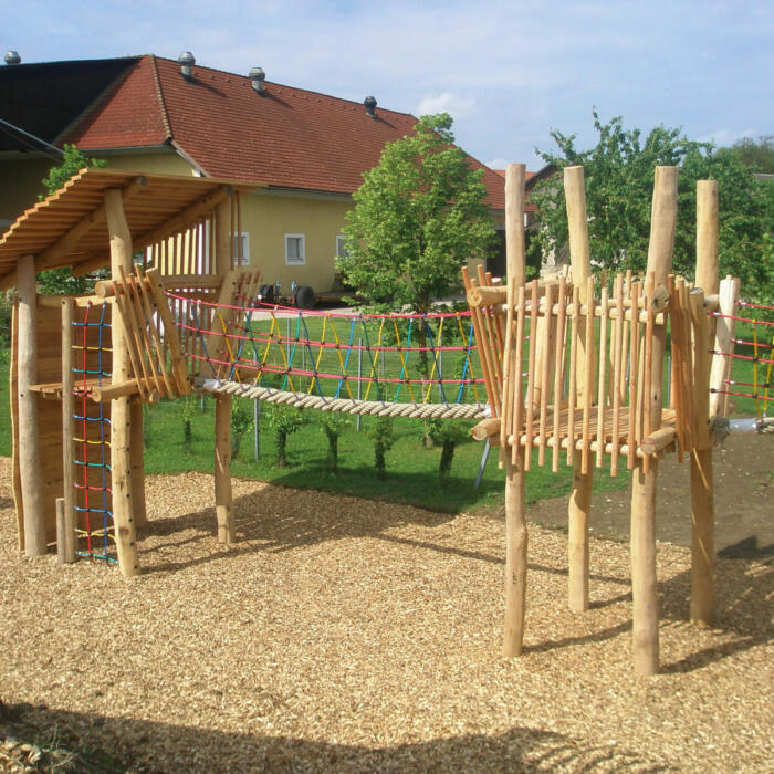 Individuelle Kinderspielanlage aus Robinienholz für öffentliche Spielplätze in Lünen