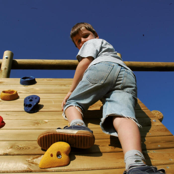 Kletterspielgerät aus Holz mit Kletterwand und Klettersteinen für Kinder in Lünen