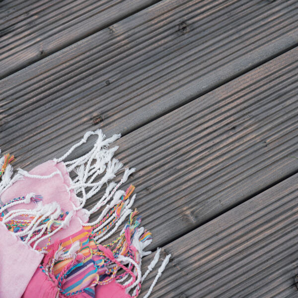 Bei den Terrassendielen Douglasie grau von SCHEERER müssen Sie nicht auf die natürliche Vergrauung warten – dank der innovativen Kesseldruckimprägnierung mit Farbpigmenten kommen Sie sofort in den Genuss der silbergrauen Patina.